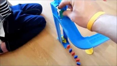 Old 80’s Toys – Family Domino Rally Playtime